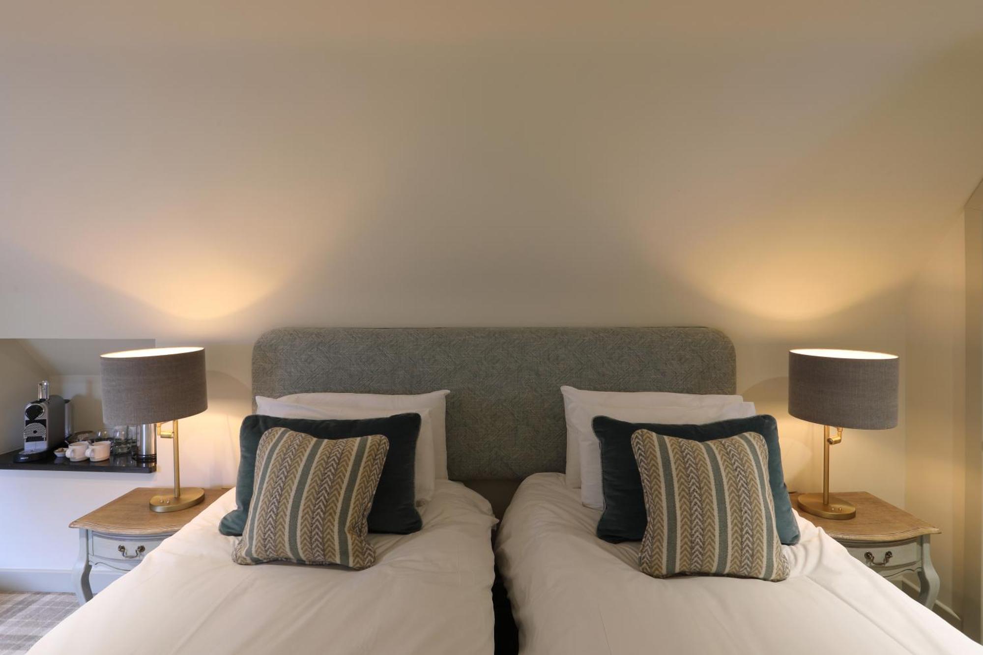 The Harcourt Arms Hotel Stanton Harcourt Værelse billede A bedroom at the hotel