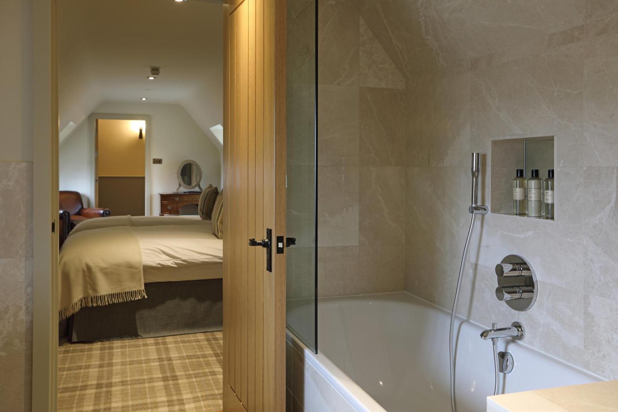 The Harcourt Arms Hotel Stanton Harcourt Værelse billede A bathroom in a hotel