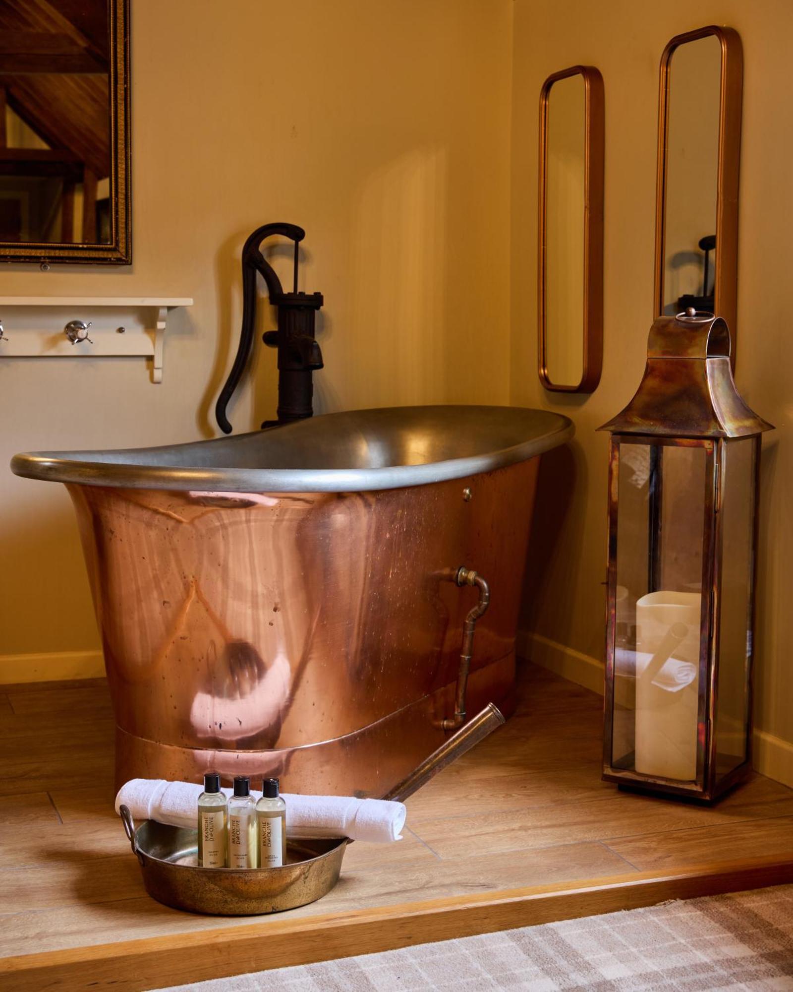 The Harcourt Arms Hotel Stanton Harcourt Eksteriør billede Copper bathtub