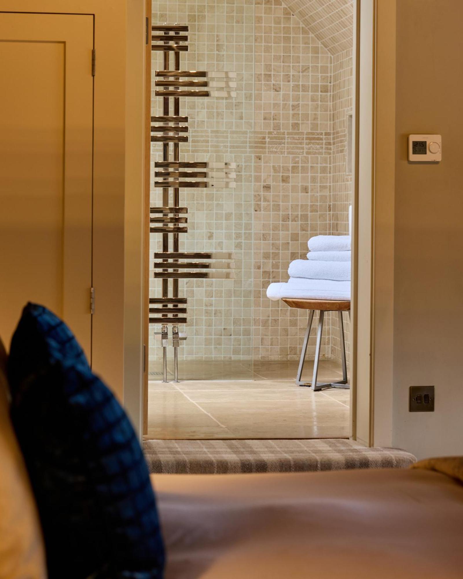 The Harcourt Arms Hotel Stanton Harcourt Eksteriør billede A wet room at The River Lee Hotel, Hertfordshire, England