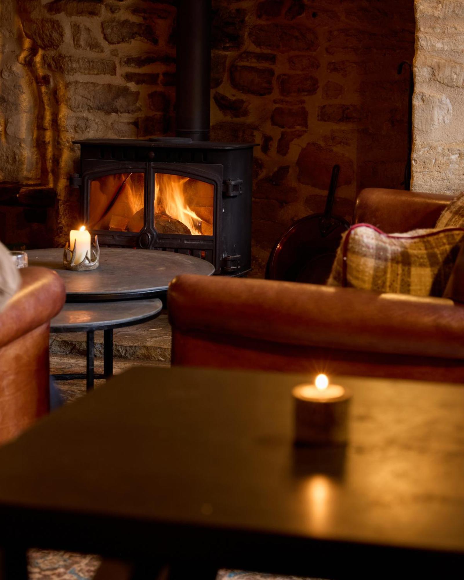 The Harcourt Arms Hotel Stanton Harcourt Eksteriør billede The interior of the pub