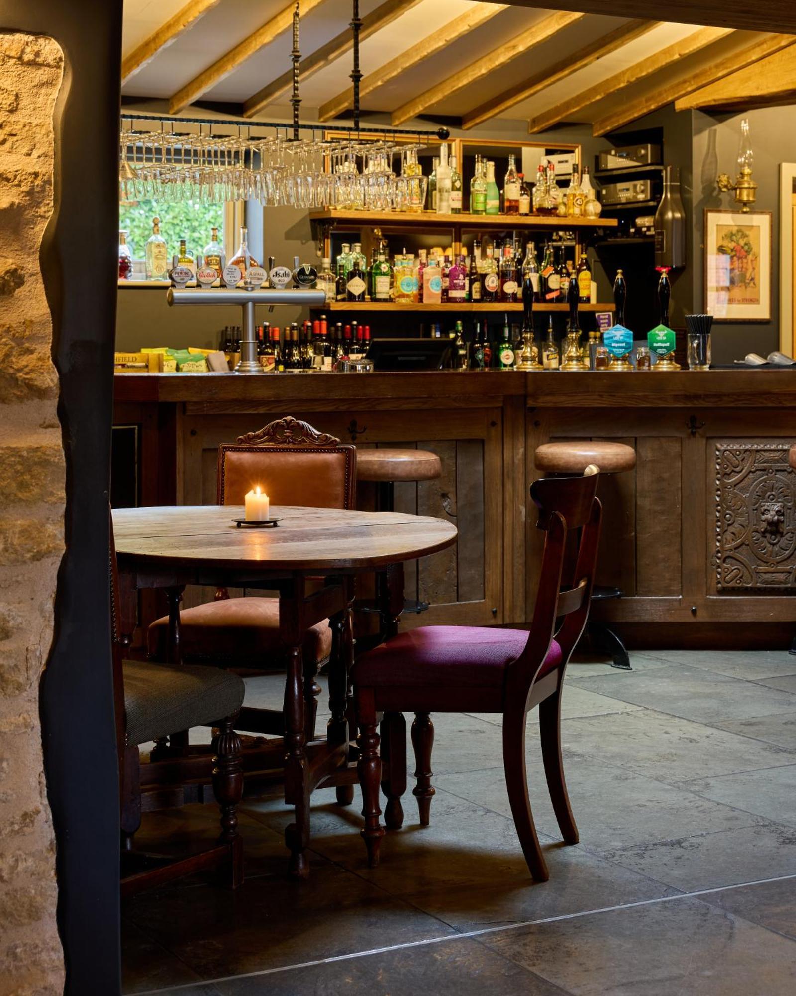 The Harcourt Arms Hotel Stanton Harcourt Eksteriør billede The bar at the Old Inn