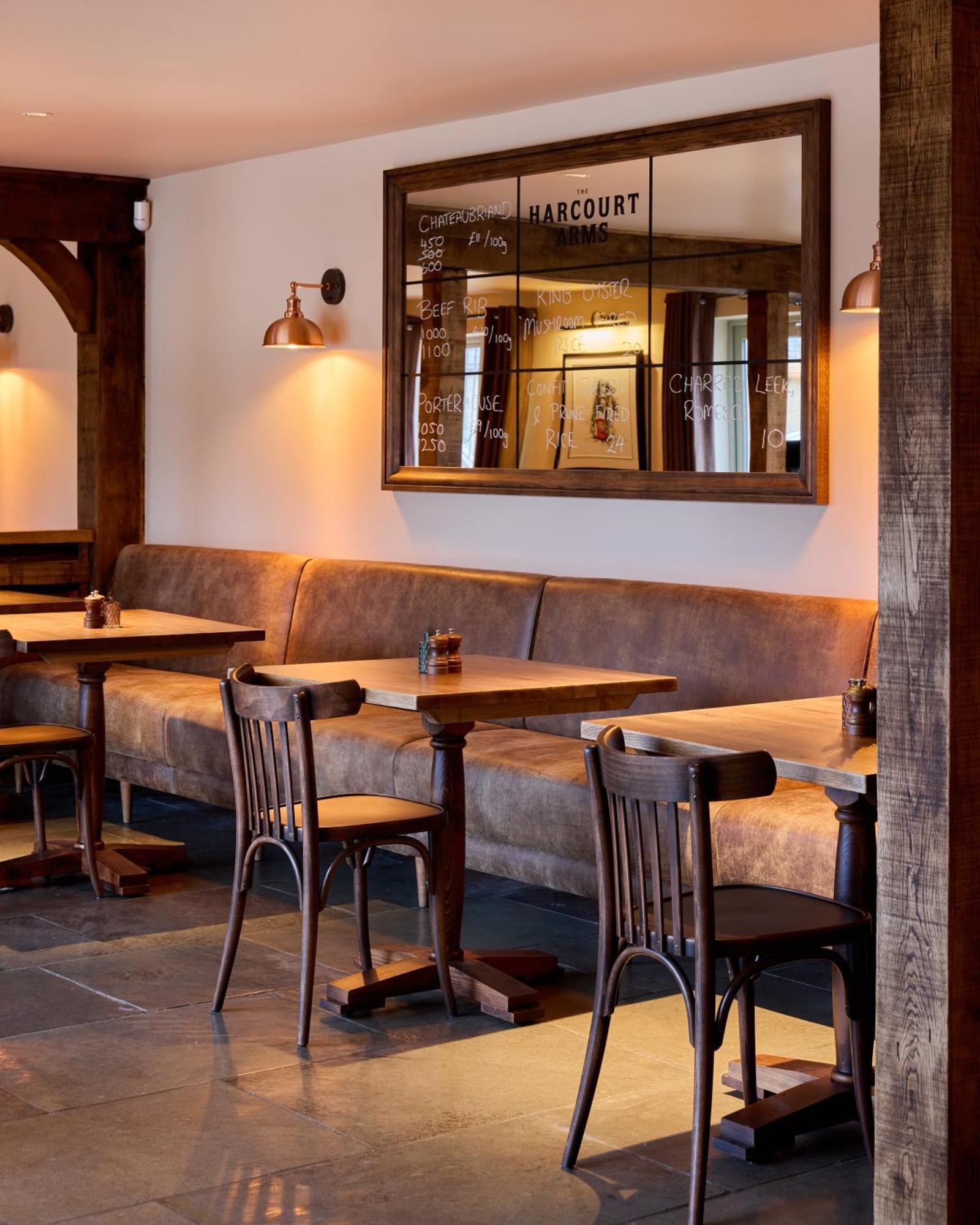 The Harcourt Arms Hotel Stanton Harcourt Eksteriør billede The interior of the restaurant