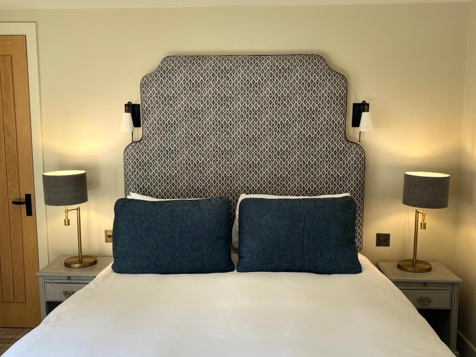 The Harcourt Arms Hotel Stanton Harcourt Eksteriør billede A bedroom at The Old Vicarage