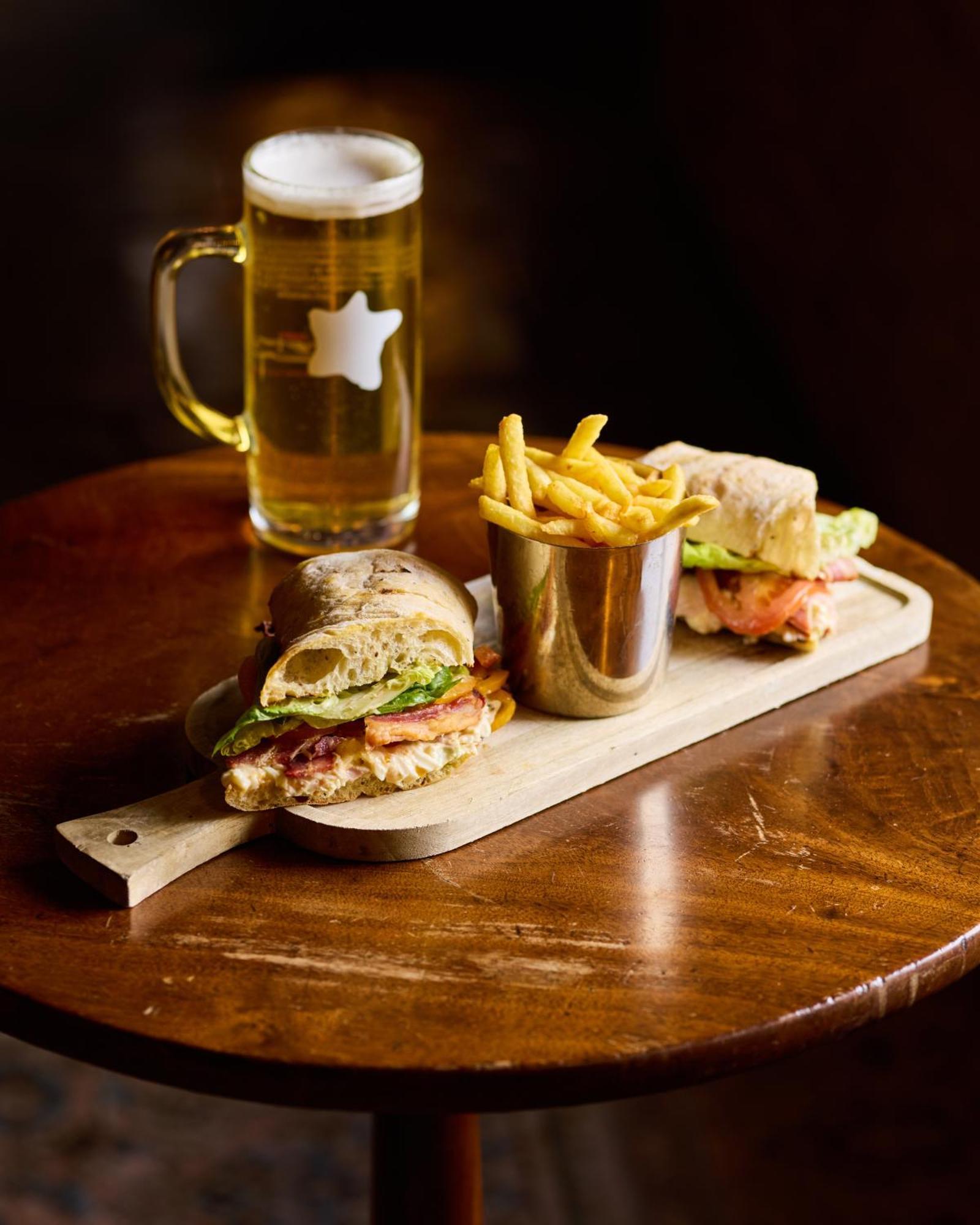 The Harcourt Arms Hotel Stanton Harcourt Eksteriør billede A club sandwich with chips